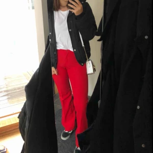  - Ett par röda kostymbyxor i en bootcut liknande modell i fint skick från sisley. Står i dom att dom är storlek 42 men passar bra på mig som har 38/40 i byxor. Möts upp eller så står köparen för frakt