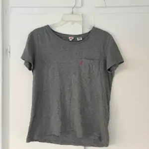 En jättefin grå tröja från Levis i strl XS, skulle säga att det är en S och passar även M. Den är i fint skick och använd fåtal ggr. Vid snabbt köp kan pris diskuteras!!