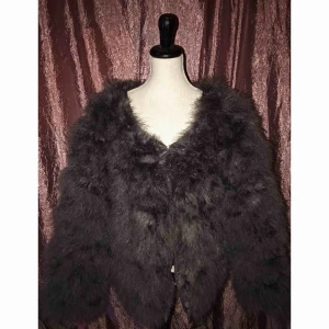  - Passar storlek Small. Jacka gjord av strutsfjädrar. Tappat ett fåtal fjädrar, men utöver det är den väldigt fin. Kommer tyvärr inte ihåg var den är köpt ifrån, nypriset var iaf 1299 kr. 