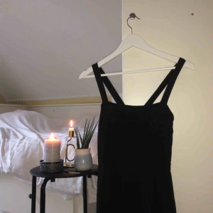  - Den lilla svarta... Stretchig, svart klänning med raka snitt som går ut vid midjan. Passar perfekt att ha ovanpå t-shirts och tröjor. 🌻Frakt tillkommer🦕 No refunds 🌻