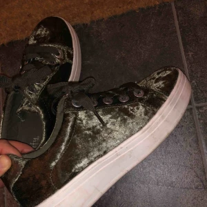  - Militärgröna sammetsskor. Supersnygga! Använda en gång, som nya. Nypris 350kr