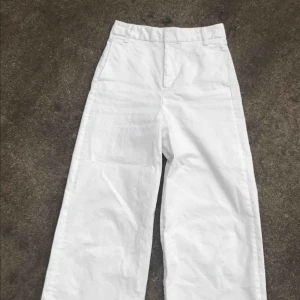  - Ett par flared och high-waisted jeans från Zara. Skitsnygga, men tyvärr har jag nästan aldrig på mig vitt, så hoppas att de kommer till användning hos någon annan! Kan mötas i Gbg annars står köpare för frakt.