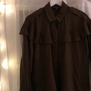  - Tunn jacka från zara, använd fåtal gånger. Mörkgrön med volanger fram och bak  Nypris: 200kr Köparen står för frakt  För fler bilder medela mig