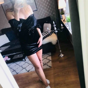  - Svart sammetsklänning från Nelly, endast använd en gång. Superfin men säljer pga att jag aldrig använder den. Kan skickas men köparen står för frakten 