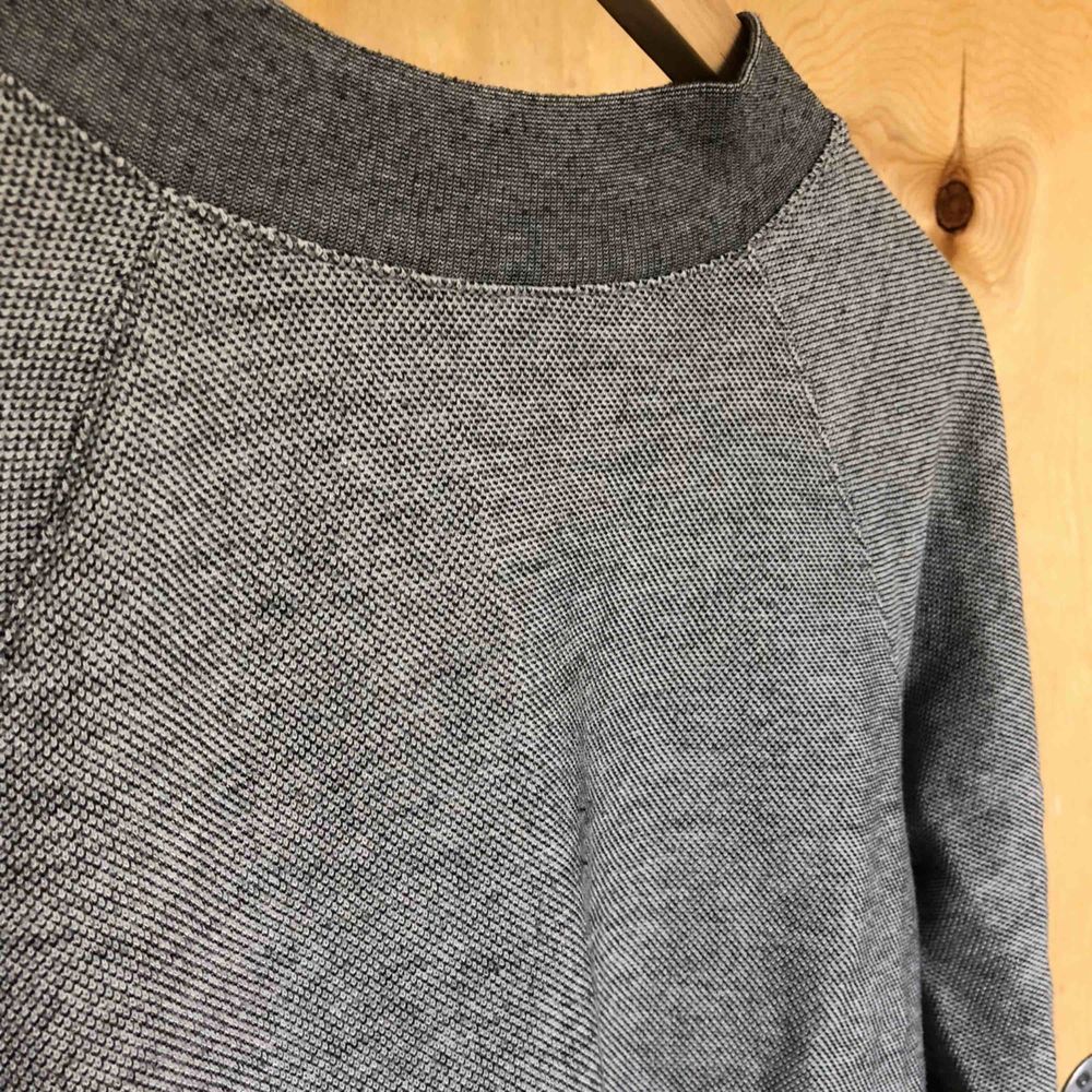 En grå tröja från märket ”light before dark”, köpt på urban outfitters ca 2 år sen. Den är aningen croppad. Säljer den då den inte passar längre. Frakt ingår . Tröjor & Koftor.