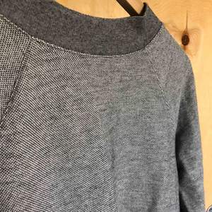 En grå tröja från märket ”light before dark”, köpt på urban outfitters ca 2 år sen. Den är aningen croppad. Säljer den då den inte passar längre. Frakt ingår 