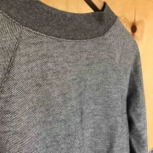 En grå tröja från märket ”light before dark”, köpt på urban outfitters ca 2 år sen. Den är aningen croppad. Säljer den då den inte passar längre. Frakt ingår 