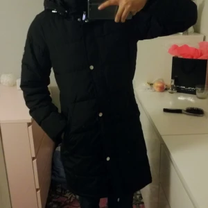  - Dunjacka/vinterjacka ändar använd fåtal gånger, köpt vintern 2017 säljs då den inte kommer till användning.  Pris kan diskuteras vid snabb affär