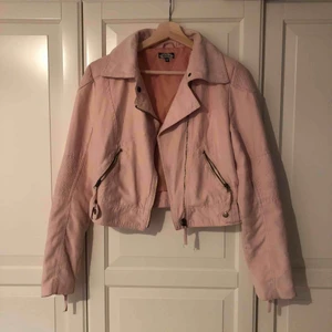  - Ljusrosa skinnjacka från Bikbok i storlek M, passar S/36 bättre. Kortare i modellen, normal i armarna. 2 fläckar på baksidan, sista bilden, har ej testat behandla eller tvätta fläckarna men bör gå bort om man behandlar innan tvätt. Hund finns i hemmet