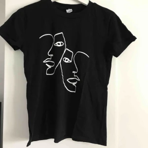  - Helt ny tröja från mq! Använd en halvdag så är som ny. Sälj pga att den bara ligger i garderoben vilket är synd då den är väldigt cool. 