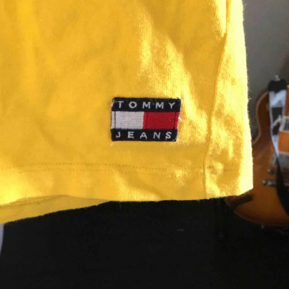 Tommy Hilfiger T-shirt, köpt på UO. Är lite större i storleken, kan användas som oversized för någon som har S.. T-shirts.