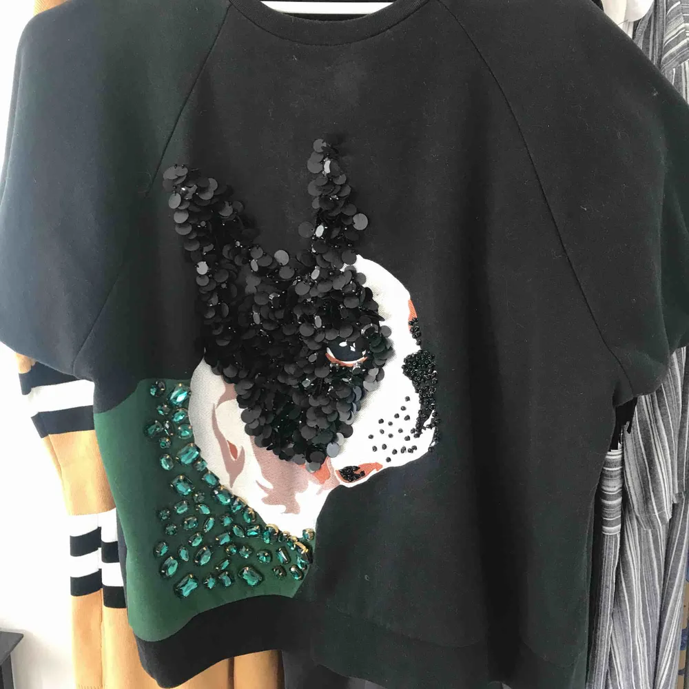 Black oversized top with printed pearl brodyr dog, palettens could be usel as a short dress aswell . Toppar.