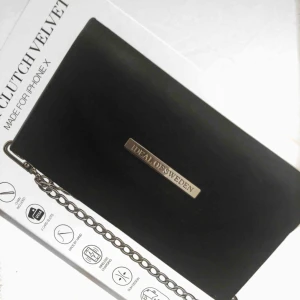  - Svart Mayfair Velvet Clutch iPhone X med tillhörande skal från Ideal of Sweden, helt ny och 100% oanvänd. Säljes endast för att jag råkade beställa 2 st och returrätten gick ut innan jag hann skicka tillbaka 🤷🏽‍♀️ Möts i Stockholm City/Östermalm!