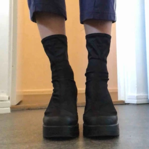  - Sockboots från Vagabond köpta för ca 3/4 år sen? Använda kanske 3 gånger för jag är för lat för att använda klackar. Klackhöjd: 6 cm. Perfekt skick! Möts helst upp i Stockholm annars är frakten ca 120 kr. Vid flera intresserade sker budgivning. 
