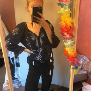  - Marinblå blus med vita tassles, otroligt fina detaljer 🌷 passar någon med S-L beroende på hur man vill den ska sitta. 