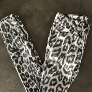  - Helt nya dr denim byxor i leopard mönster, storlek XS