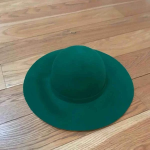  - Mjuk, härlig grön filthatt från Indiskas miss Li-serie. Frakt tillkommer