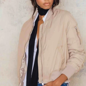  - VAD: KATIE BOMBER färg dark sand Jacka från Ruth and circle,   SKICK: Nyskick MATERIAL: Polyester och nylon