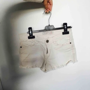  - Sköna shorts i en krämvit färg med fransar nertill. Mycket bra skick! Frakt 20kr 