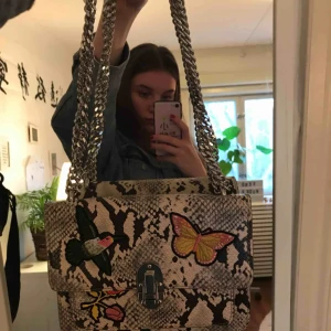  - Jättefin väska, använd en gång och i nyskick!!  Köpt för 350kr 