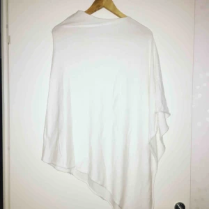  - Vit poncho. Onesize. Frakt tillkommer.