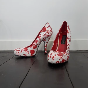  - Säljer nu mina fina klackar jag hade på balen 2012 använd en kväll. Sjukt passande nu till Halloween 👻🎃