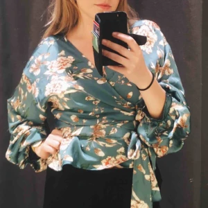  - Superfin omlottblus som jag köpte i Skottland i våras. Luftiga ballongärmar som hänger fint. Funkar för S och M. Ca 400kr nypris. Får för lite användning för den så därför kör jag en intressekoll :) 100kr eller bud! Upphämtning i Sthlm. 