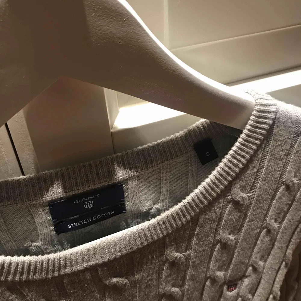 Nästan helt ny grå gant kabelstickad tröja, använd 1 gång. Nypris:1000kr  säljer för:350kr. Stickat.