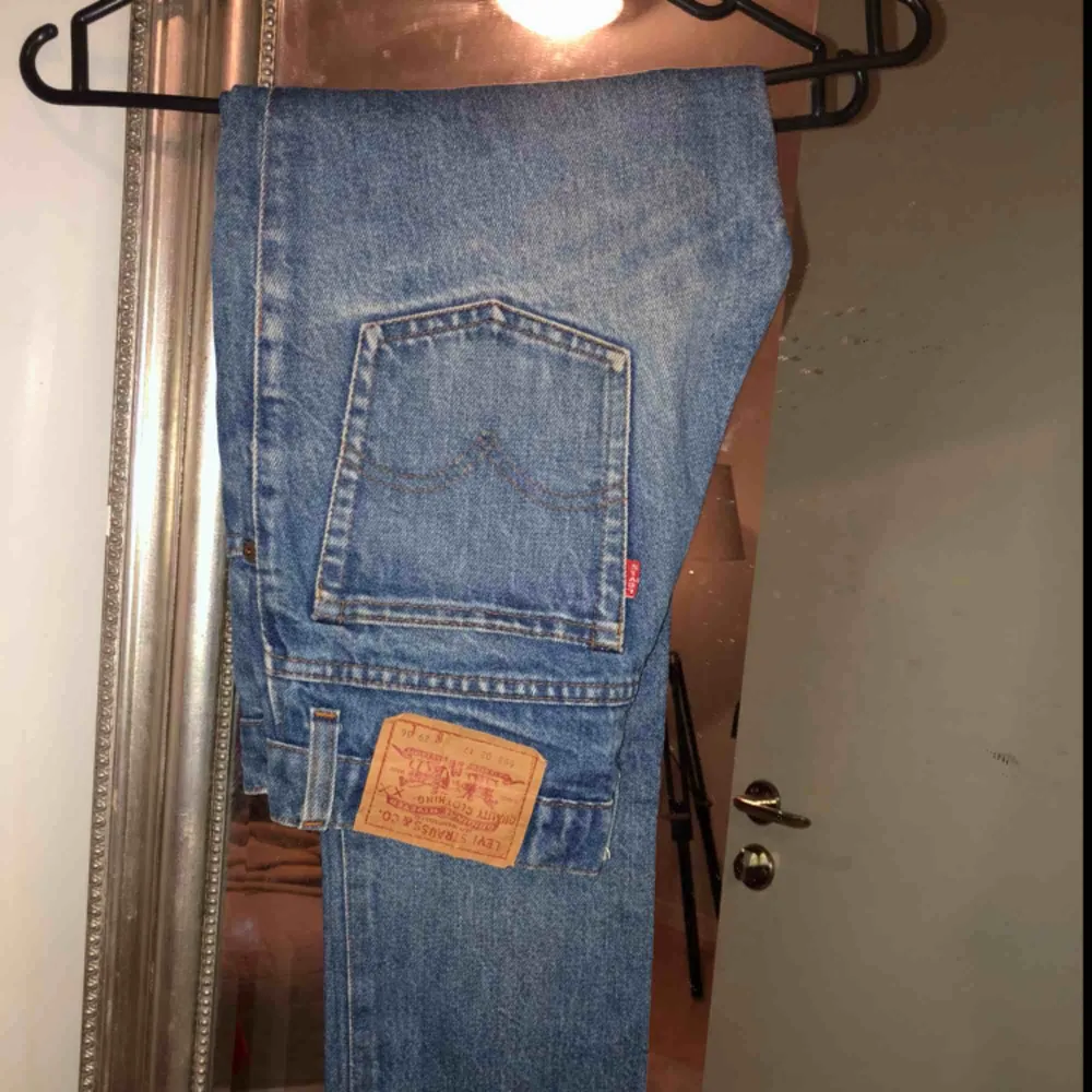 Levis byxor i väldigt fint skick! Säljer pga passar inte längre :(  . Jeans & Byxor.