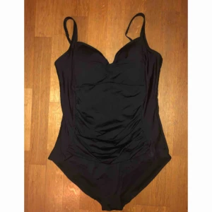  - Svart baddräkt från Kappahl med shape-effekt i storlek 44, endast testad en gång så är som ny. Skickas och köparen står för frakten!