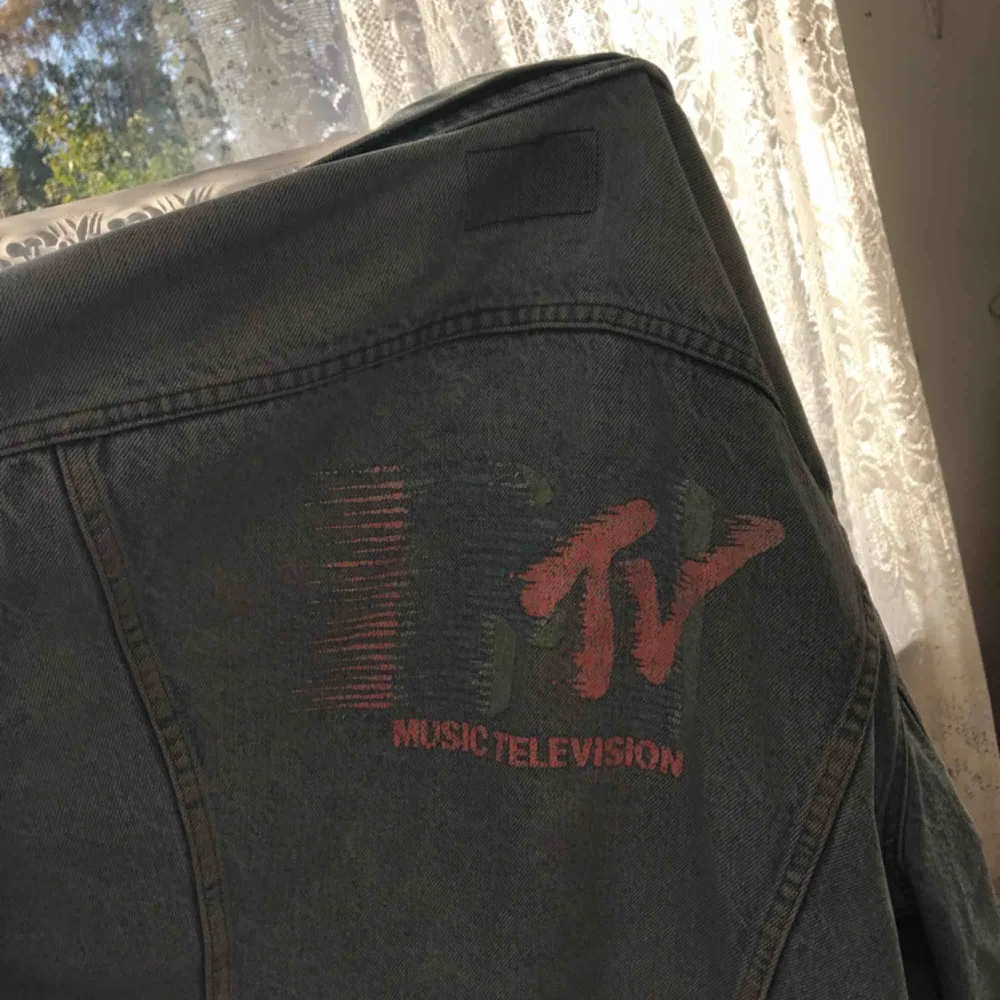 Vintage Levis jeansjacka med MTV-tryck på ryggen! Unik. Pris går att diskutera. Köparen står för frakten 💓🍒. Jackor.