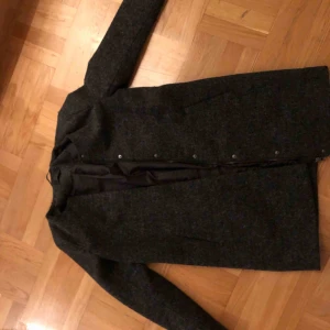  - Mycket bra skick! Snygg jacka/kappa i grå!!! 