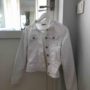  - Jeans jacka från Hampton, använd 8-10 gånger! Jätte bra skick! Säljer den för den har blivit för liten. Pris kan diskuteras