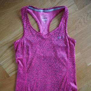  - VAD: Träningslinne från Nike STORLEK: XS SKICK: Använt fåtal gånger