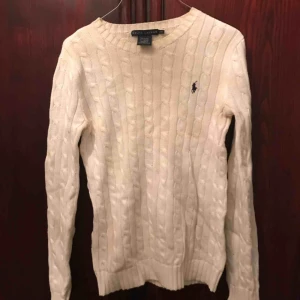  - En fin vit kabelstickad Ralph Lauren tröja helt i ull, nypris 3000, nästan aldrig använd, Skriv även om priset inte passar<3 så pratar vi om det 