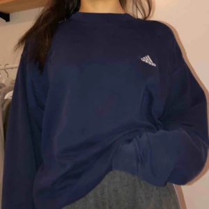  - Snygg vintage adidas tröja, köpt på humana secondhand. Lite av sömmarna har gått upp på muddarna vid ärmarna annars är den bra skick.