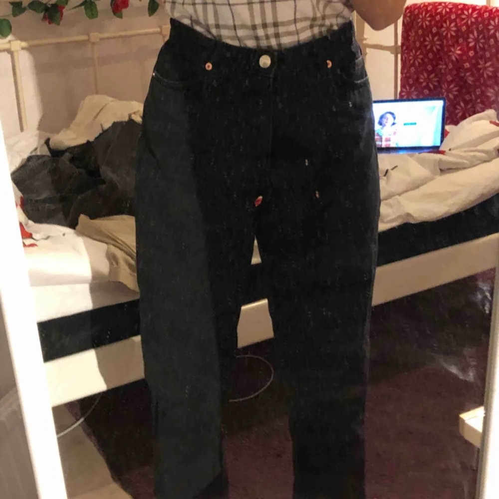 söta svarta trendiga jeans! perfekt skick. midja-72 ~ cm längd-95cm. Jeans & Byxor.