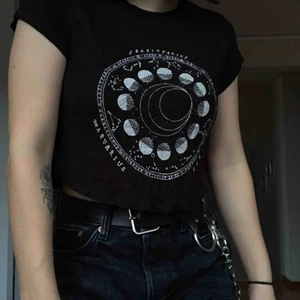  - pris är förhandlingsbart vid snabb affär✨ köper du flera plagg får du rabatt⭐️ tunn material som går att töja ut, astrologi tryck