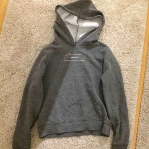  - Grå hoodie från ginatricot. Frakt ingår i priset