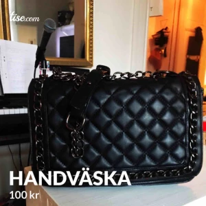  - Handväska med kedja 