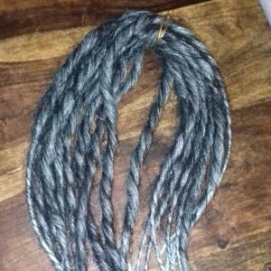  - Syntetiska dreadlocks. 9 stycken. Ljusblå med svart. Dubbelendad. 