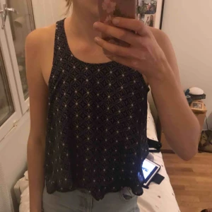  - Mönstrad, kort blus från Hollister med lager.