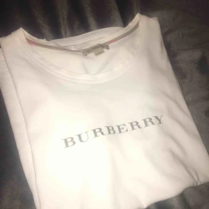  - Vit tshirt från Burberry. Storlek 156cm (XS). En mindre fläck ovanför texten, syns knappt. 