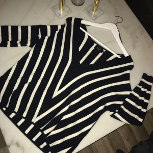  - Snygg randig tröja från only i storlek S :) använd fåtal gånger, lägg bud.