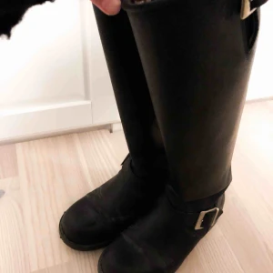  - Säljer mina älskade Johnny Bulls då dom inte kommer till användning längre. Dom är väl använda men fortfarande fina. Frakt ingår i priset💕