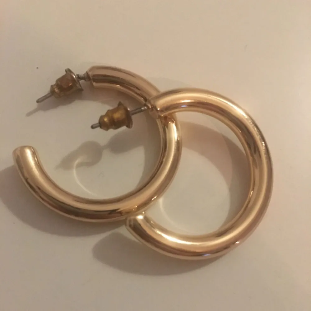 Guldringar från topshop i någon slags förgylld metall, ca 2,5 cm (se vild) . Accessoarer.