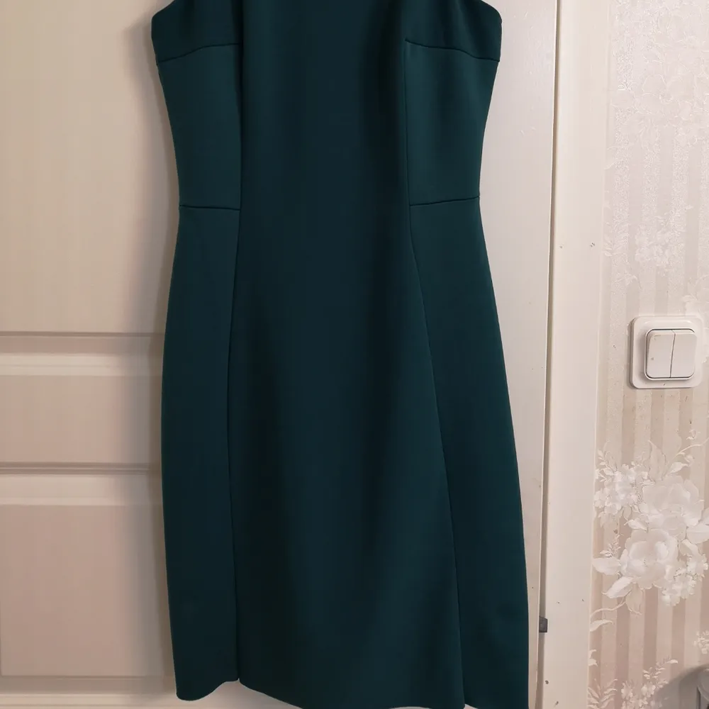 Kort klänning xs från Mango.. Mörk grön. Klänningar.