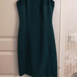  - Kort klänning xs från Mango.. Mörk grön