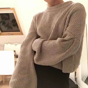  - Stickad tröja med vida ärmar från Mango. Materialet är såå mjukt och mysigt! Storlek M men passar även mig som vanligtvis har S eller XS. 