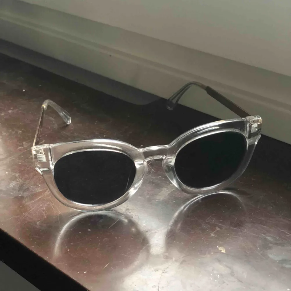Tidlösa solglasögon med transparent ram.. Accessoarer.